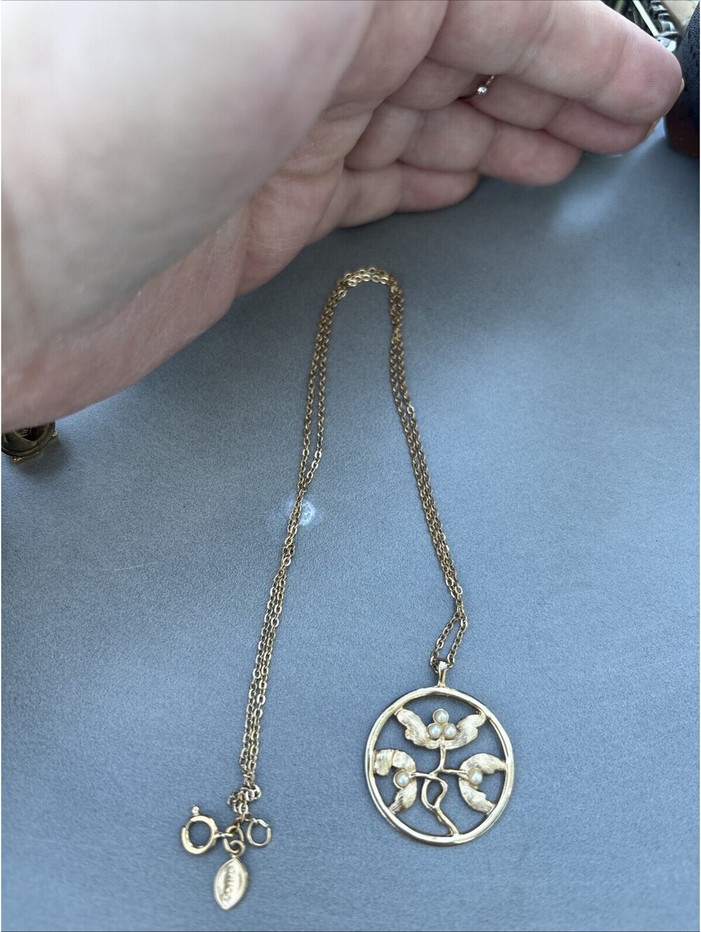 Vintage Signed AVON Gold Tone Faux Seed Simulated Pearl Flower Pendant Necklace